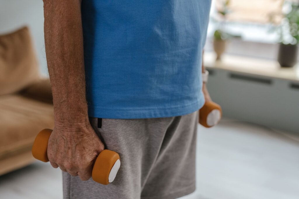 Esercizi leggeri per anziani con mobilità ridotta