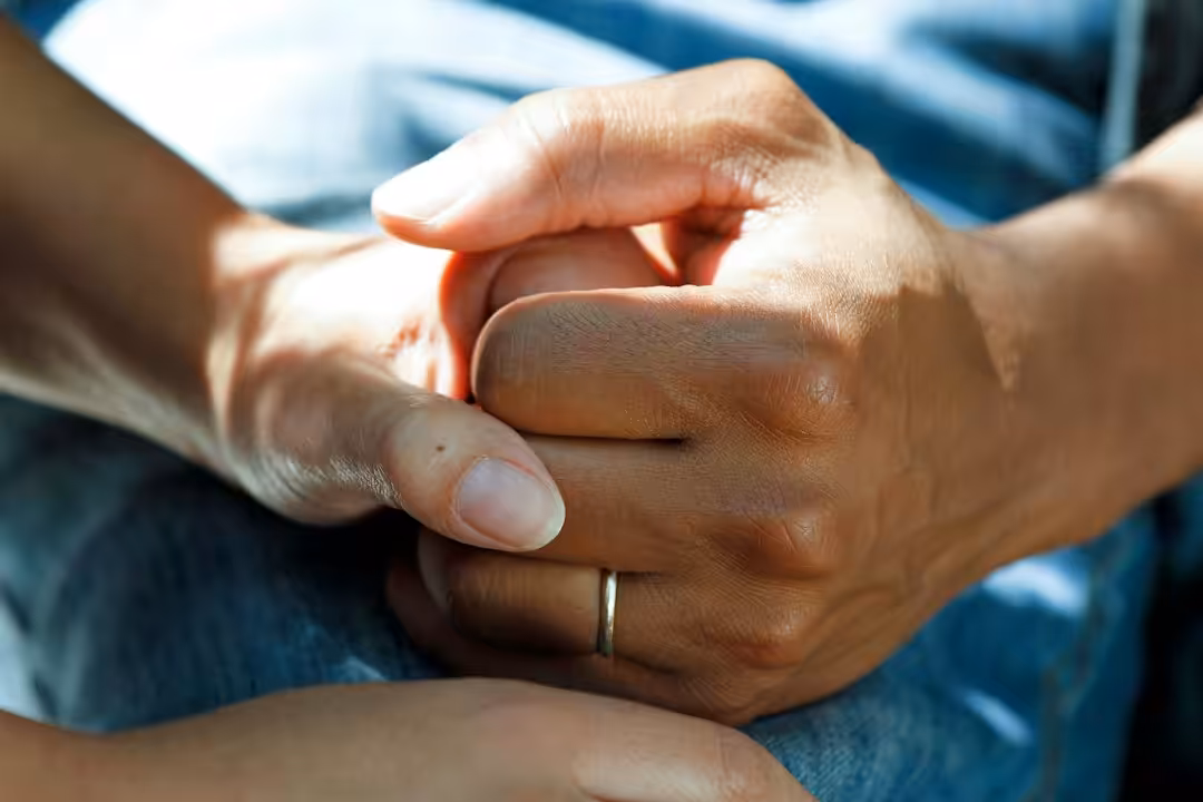 Mani che si tengono: assistenza a un anziano con Alzheimer a domicilio
