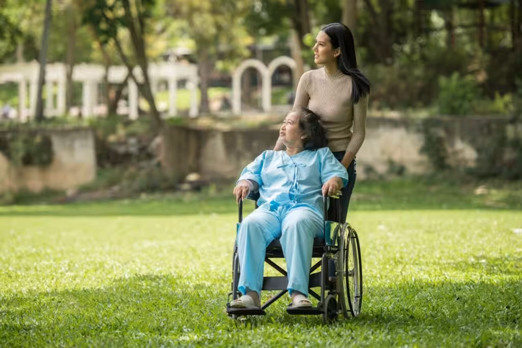 Assistenza domiciliare a una persona con disabilità in carrozzina